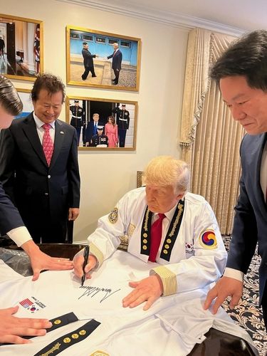 태권도복에 사인하는 도널드 트럼프 미국 대통령 당선인