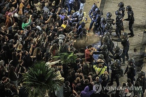 발렌시아 시내에서 경찰과 대치하는 시위대