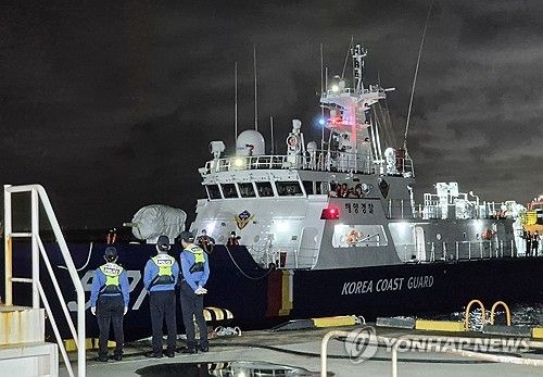금성호 실종자 추정 시신 이송하는 해경 함정