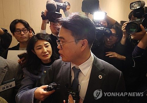 '탄핵 가결' 대의원총회 나서는 임현택 의협 회장