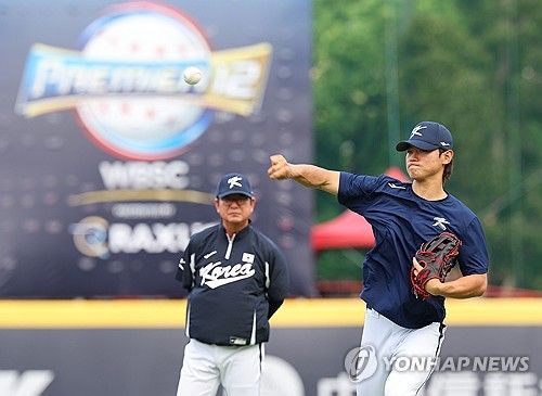 훈련하는 김도영, 그것을 바라보는 류중일 감독