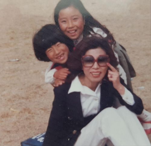 놀이공원에서 어머니, 남동생과 함께한 어린 시절 김도연 소장