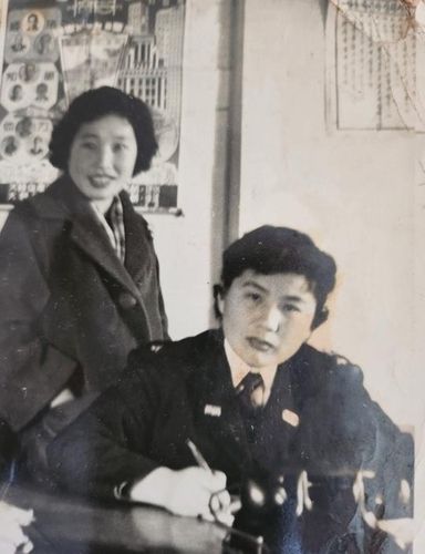 김도연 소장의 외할머니가 경찰관으로 일할 때 모습(오른쪽 정복차림,왼쪽은 동료)