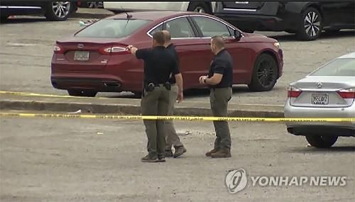 미 앨라배마주 터스키기대학에서 발생한 총격 사건을 수사 중인 사법당국 관계자들