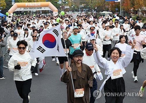 '태극기 흔들며'