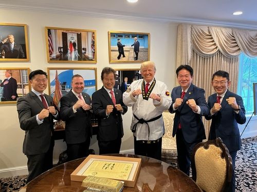 태권도복 입고 포즈 취하는 도널드 트럼프 전 미국 대통령