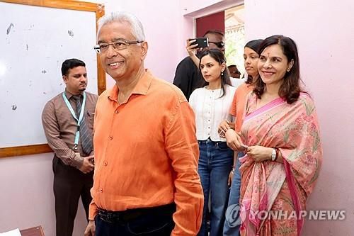 부인과 함께 총선 투표하는 프라빈드 저그노트 모리셔스 총리