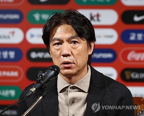 취재진 질문에 답하는 홍명보 감독