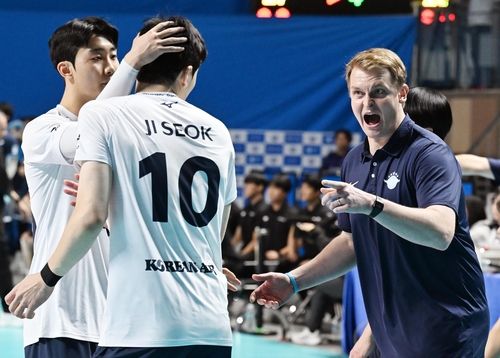 대한항공 토미 틸리카이넨(오른쪽) 감독