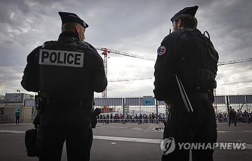 과거 스타드 드 프랑스 앞에서 경계서는 경찰들