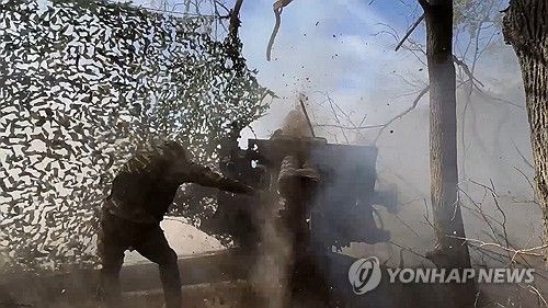 러시아군이 쿠르스크 지역의 우크라이나 진지를 향해 포격하는 모습