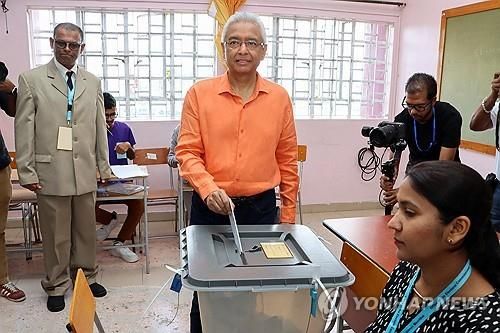 총선 투표하는 프라빈드 저그노트 모리셔스 총리