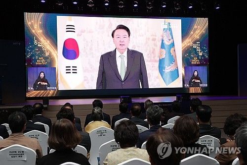 농업인의 날 맞아 대통령 영상 축전