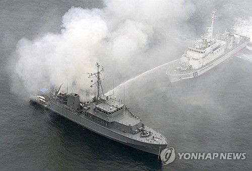 화재로 전복된 일본 자위대 함정 '우쿠시마'