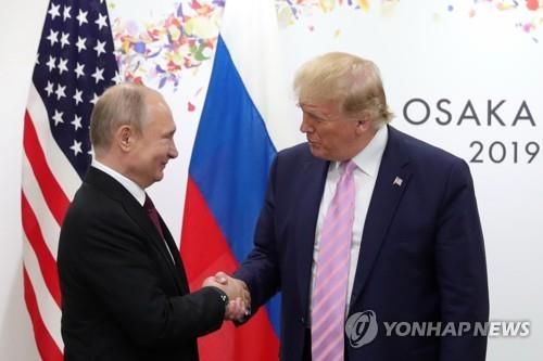 2019년 당시 트럼프 미국 대통령과 푸틴 러시아 대통령이 악수한 장면 