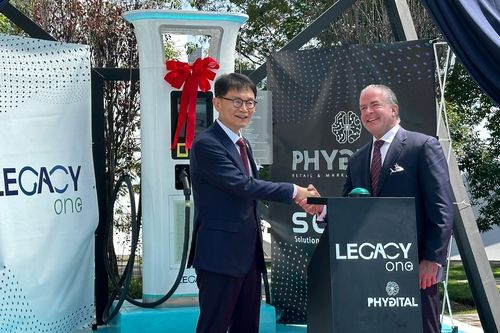 악수하는 전성호 솔루엠 대표(왼쪽)와 라울 로차 레거시홀딩그룹 회장