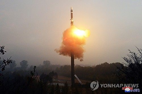 북한, 최신형 ICBM '화성포-19형' 시험발사 성공...김정은 참관
