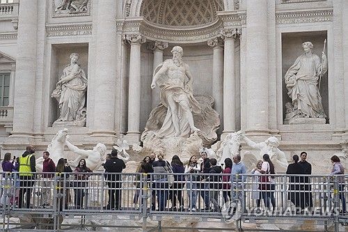 트레비 분수 공중 보행로