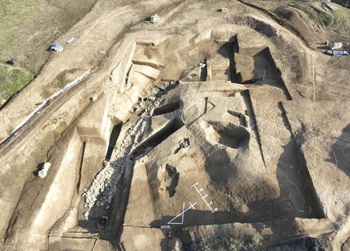 곡간지 성벽과 석축 배수시설 전경