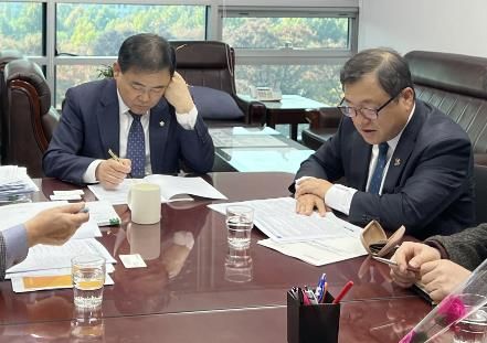 왼쪽부터 허성무 국회의원, 박명균 경남도 행정부지사