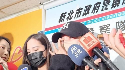 눈물을 닦는 이다혜 씨(모자를 쓴 이)