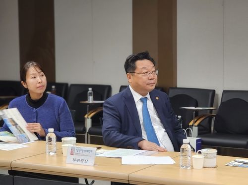 노인복지주택 방문한 주형환 저출산위 부위원장