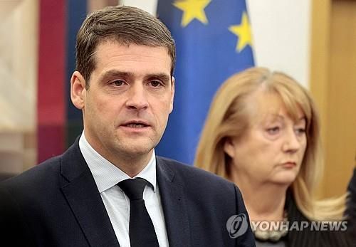 레미기유스 제마이타이티스(왼쪽)와 빌리야 블링케비추테 사민당 대표