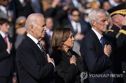 재향군인의 날 기념식 참석한 바이든과 해리스
