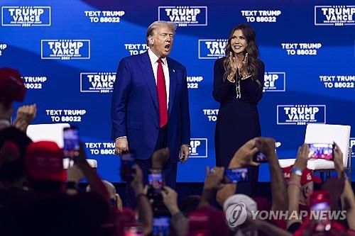 크리스티 놈 미국 사우스다코타 주지사(오른쪽)