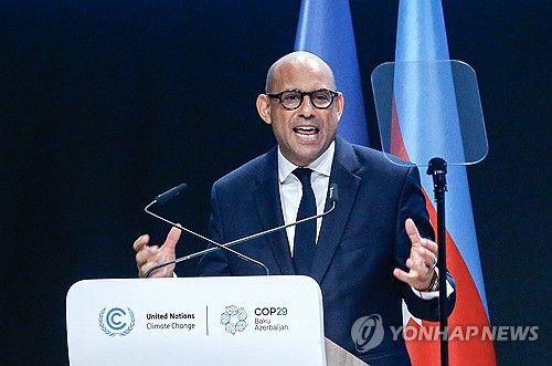 유엔기후변화협약 당사국 총회(COP29)에서 연설하는 사이먼 스틸 유엔 기후변화협약(UNFCC) 사무총장
