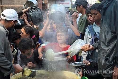구호 단체로부터 식량 배급 받는 가자지구 주민들