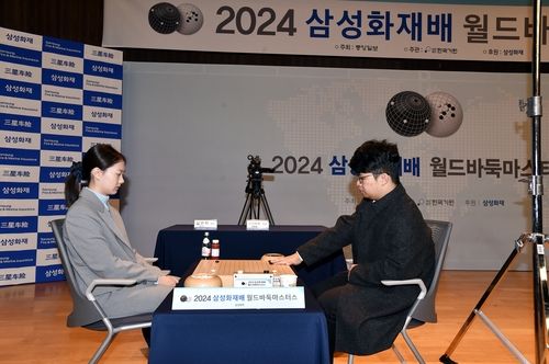 김은지(왼쪽) 9단이 셰얼하오 9단을 꺾고 처음 삼성화재배 16강에 올랐다.