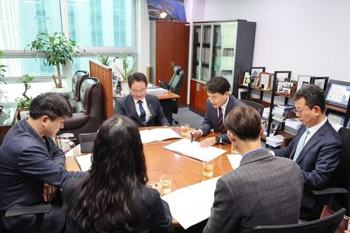 허영 국회 예결위원 만난 김진태 지사