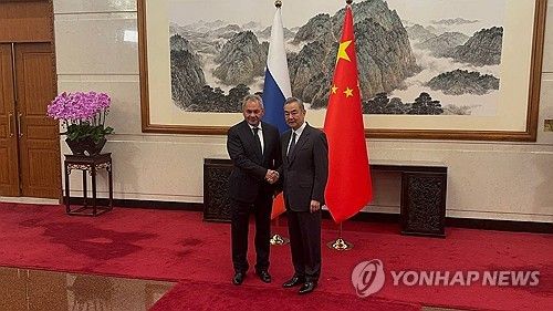 쇼이구(왼쪽)-왕이 회담