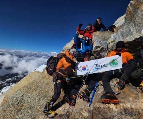히말라야 샤르푸5봉 정상의 제주 산악인들