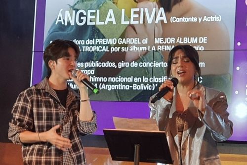 열창하는 W24의 정호원과 앙헬라 레이바