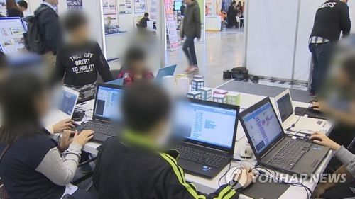 코딩 배우는 학생들