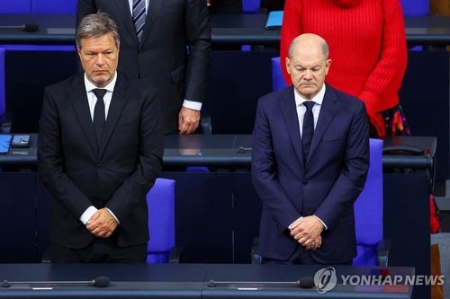 로베르트 하베크 경제장관(왼쪽)과 올라프 숄츠 총리