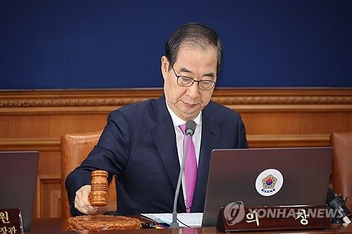 의사봉 두드리는 한덕수 총리