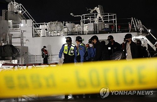 이송되는 침몰 금성호 실종자 추정 시신