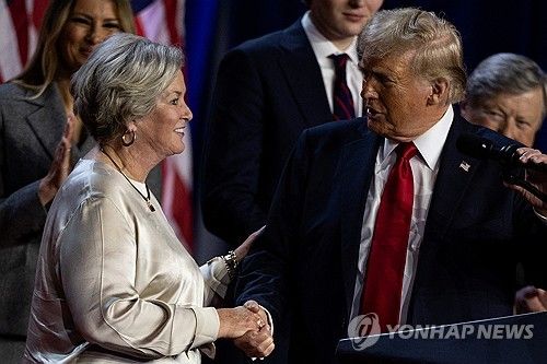 수지 와일스 백악관 비서실장과 트럼프 당선인