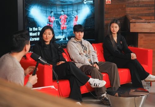 주영문화원, 여자 축구 선수들과 만남