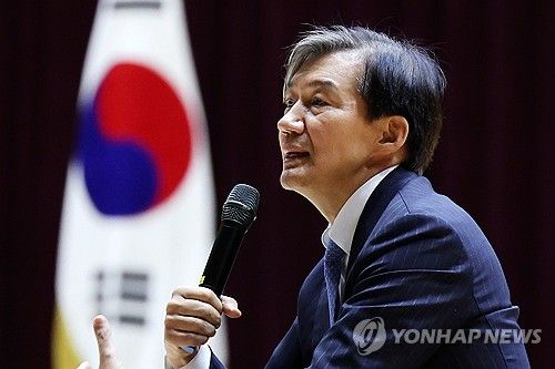 질의 답변하는 조국 대표