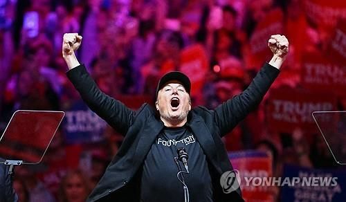 도널드 트럼프 지원 유세에 참석한 일론 머스크 테슬라 최고경영자