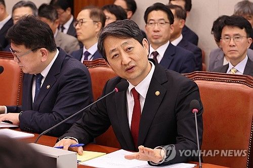 예산안 질의에 답변하는 안덕근 산업장관