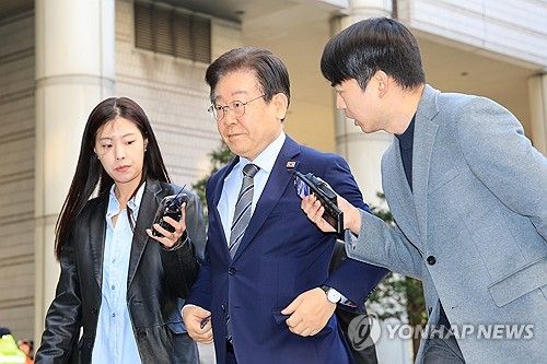 공판 출석하며 취재진 질문 듣는 이재명 대표