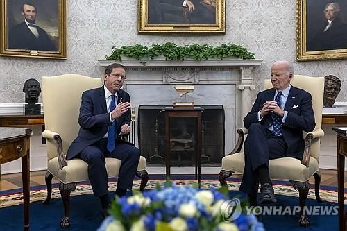 헤르조그 대통령과 회담하는 바이든 대통령(우)