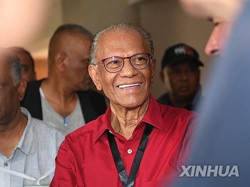 야당 연합을 이끌어 10년 만에 정권 교체에 성공한 나빈 람굴람 전 모리셔스 총리