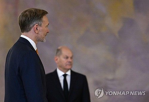 대통령에게 해임장 받으러 간 크리스티안 린드너 전 재무장관(왼쪽)과 배석한 올라프 숄츠 총리