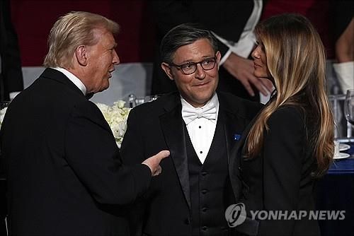 트럼프 당선인 부부와 자리한 마이크 존슨 하원의장(가운데)